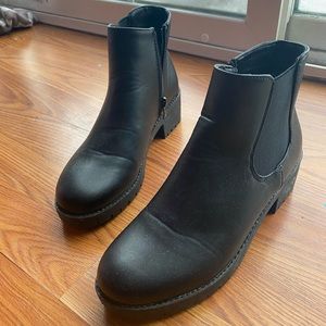 ✨ Size 7 black booties ✨